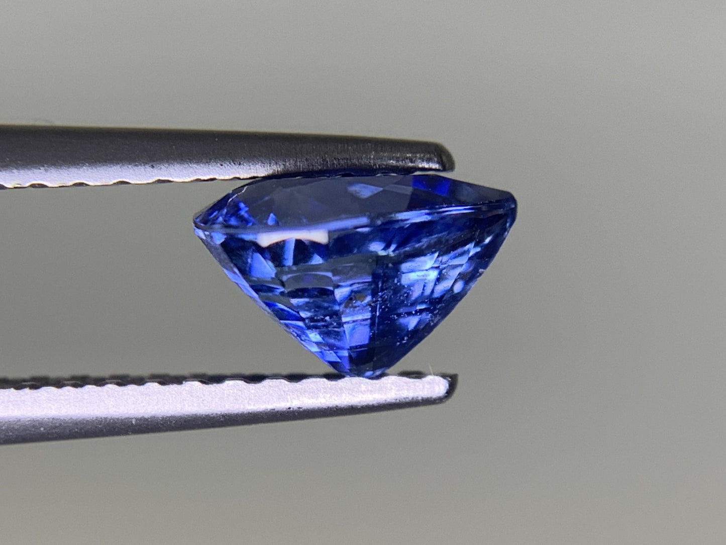 サファイア 1.205ct 宝石ソーティング付き  6.9㎜×5.3㎜×4.5㎜  ルース（ 裸石 ） 3773Y