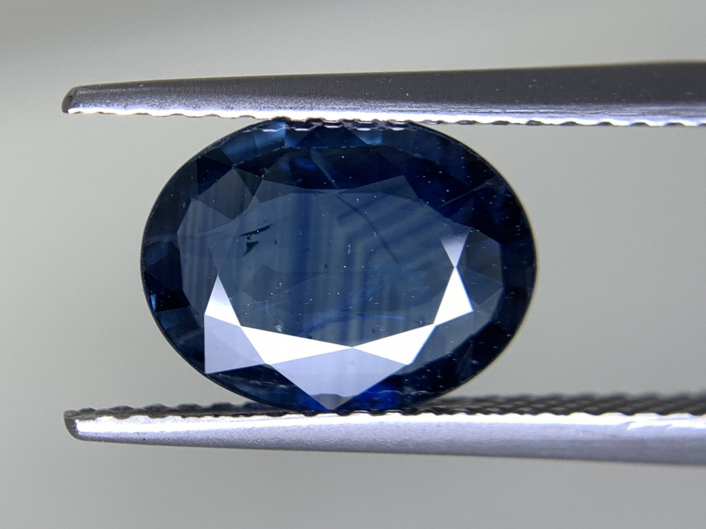 サファイア  天然  2.005ct  中央宝石ソーティング付き  10.18㎜×7.84㎜×2.62㎜   天然 ルース（ 裸石 ） 4678Y