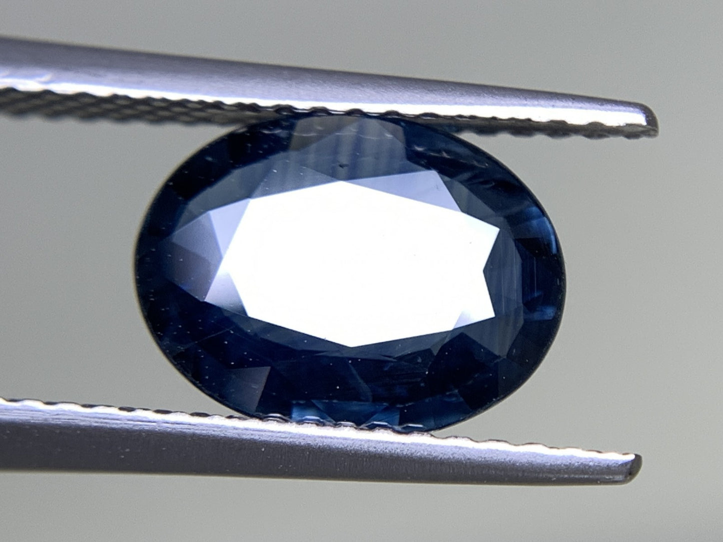 サファイア  天然  2.005ct  中央宝石ソーティング付き  10.18㎜×7.84㎜×2.62㎜   天然 ルース（ 裸石 ） 4678Y