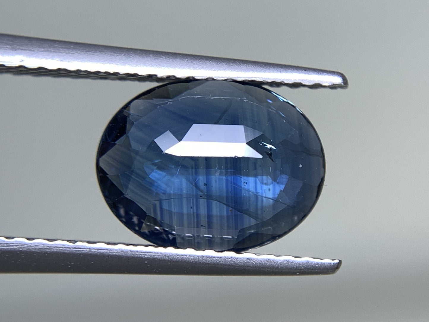 サファイア  天然  2.005ct  中央宝石ソーティング付き  10.18㎜×7.84㎜×2.62㎜   天然 ルース（ 裸石 ） 4678Y