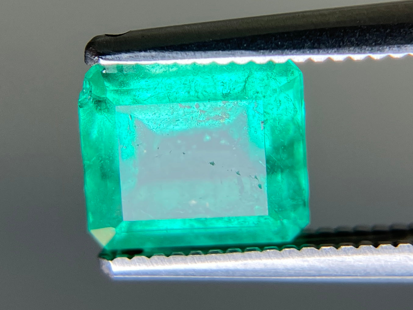 エメラルド 天然 1.509ct 中央宝石ソーティング付き 7.22㎜×6.43㎜×4.42㎜ ルース（ 裸石 ） 7455YY