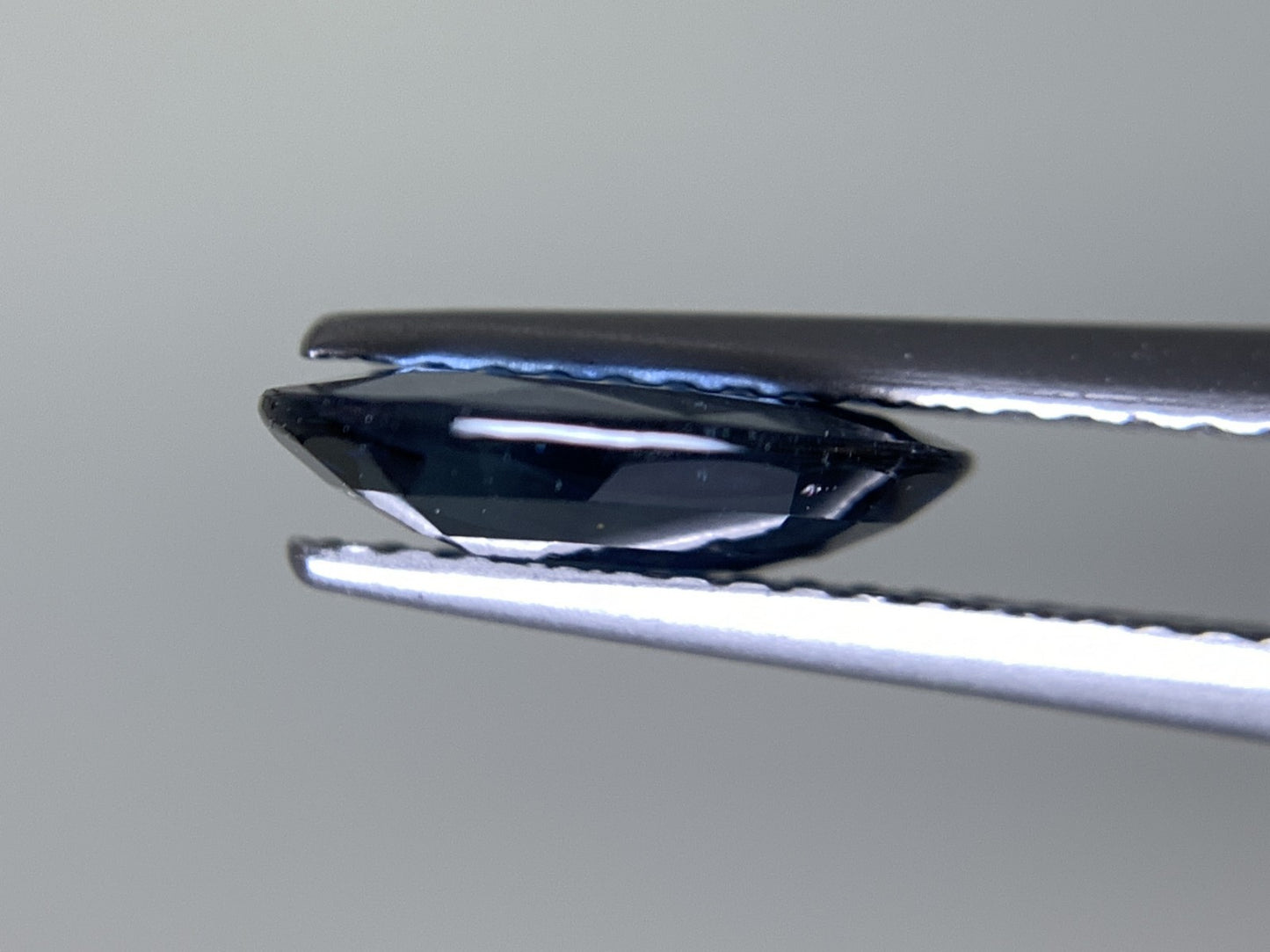 サファイア  天然  2.005ct  中央宝石ソーティング付き  10.18㎜×7.84㎜×2.62㎜   天然 ルース（ 裸石 ） 4678Y