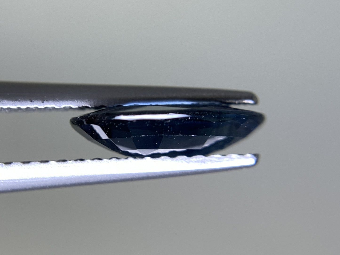 サファイア  天然  2.005ct  中央宝石ソーティング付き  10.18㎜×7.84㎜×2.62㎜   天然 ルース（ 裸石 ） 4678Y