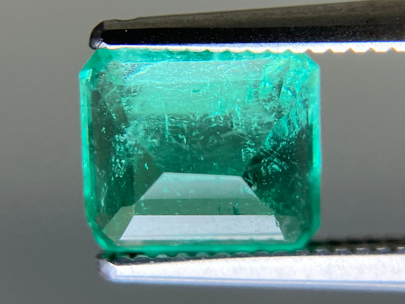 エメラルド 天然 1.509ct 中央宝石ソーティング付き 7.22㎜×6.43㎜×4.42㎜ ルース（ 裸石 ） 7455YY