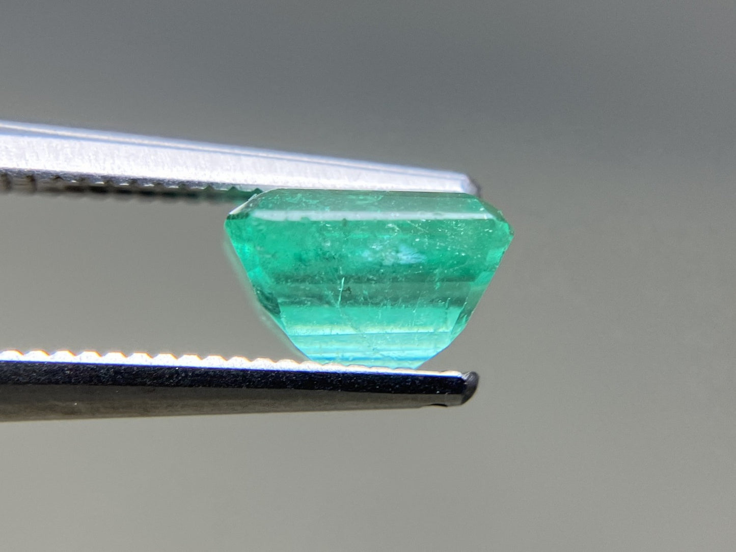 エメラルド 天然 1.509ct 中央宝石ソーティング付き 7.22㎜×6.43㎜×4.42㎜ ルース（ 裸石 ） 7455YY