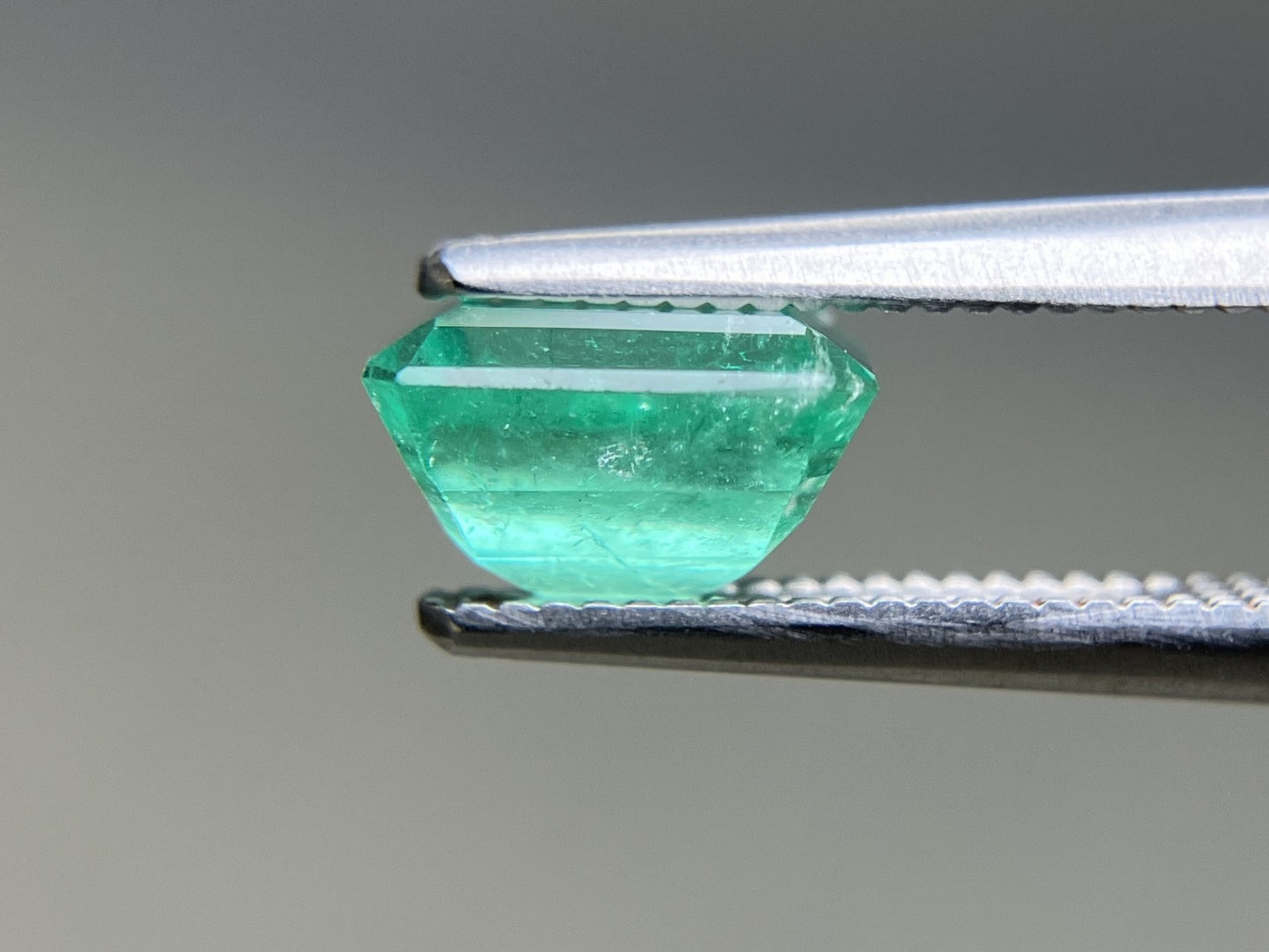 エメラルド 天然 1.509ct 中央宝石ソーティング付き 7.22㎜×6.43㎜×4.42㎜ ルース（ 裸石 ） 7455YY