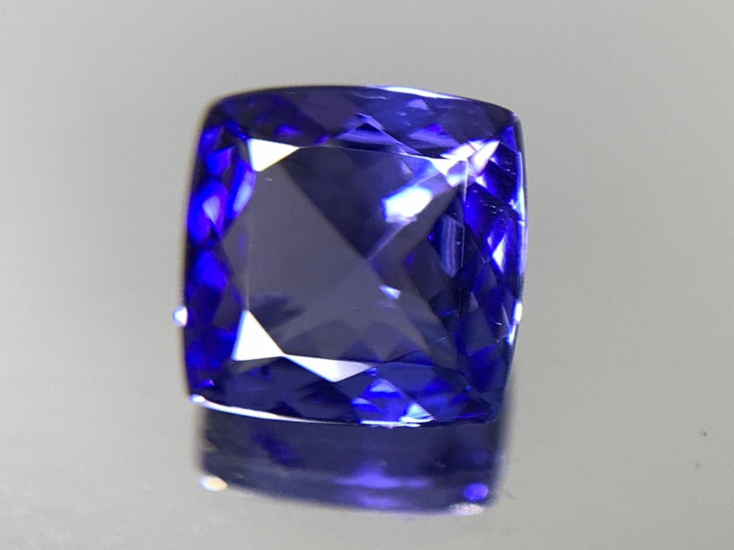 タンザナイト 2.492ct 宝石ソーティング付き  8.4㎜×8.3㎜×4.1㎜  ルース（ 裸石 ） 2537Y