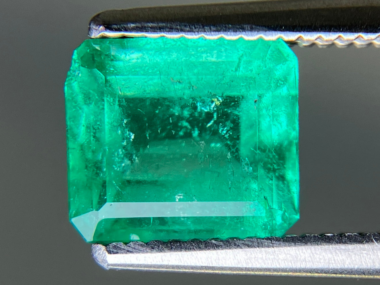 エメラルド 天然 1.509ct 中央宝石ソーティング付き 7.22㎜×6.43㎜×4.42㎜ ルース（ 裸石 ） 7455YY