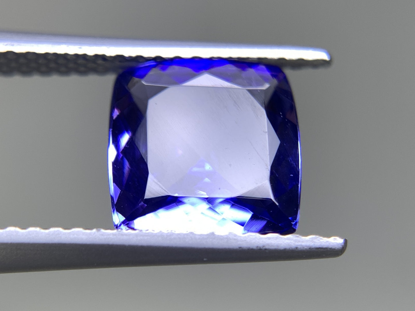 タンザナイト 2.492ct 宝石ソーティング付き  8.4㎜×8.3㎜×4.1㎜  ルース（ 裸石 ） 2537Y
