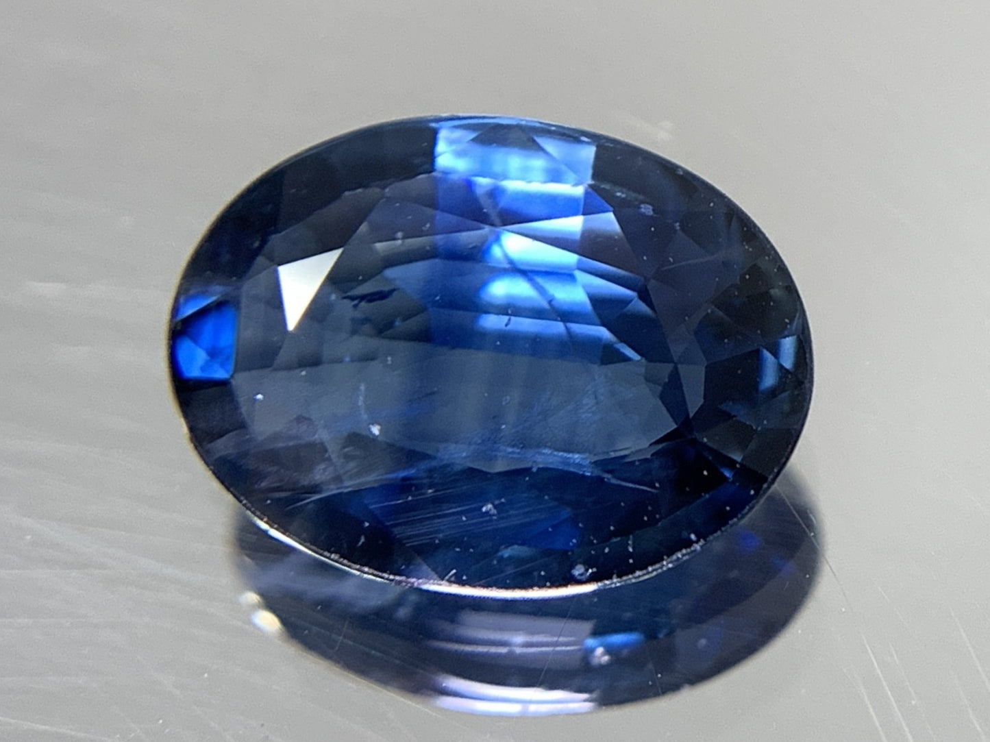 サファイア  天然  2.005ct  中央宝石ソーティング付き  10.18㎜×7.84㎜×2.62㎜   天然 ルース（ 裸石 ） 4678Y