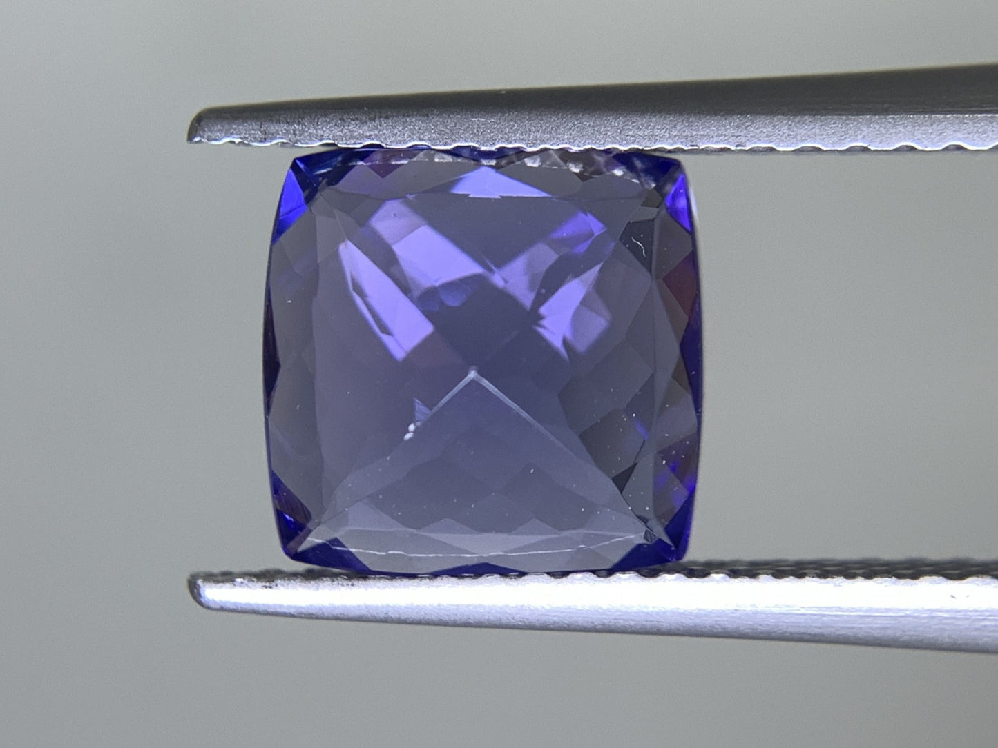タンザナイト 2.492ct 宝石ソーティング付き  8.4㎜×8.3㎜×4.1㎜  ルース（ 裸石 ） 2537Y