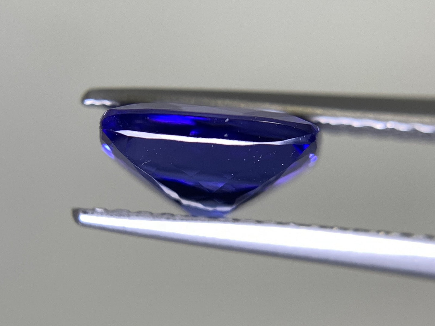 タンザナイト 2.492ct 宝石ソーティング付き  8.4㎜×8.3㎜×4.1㎜  ルース（ 裸石 ） 2537Y