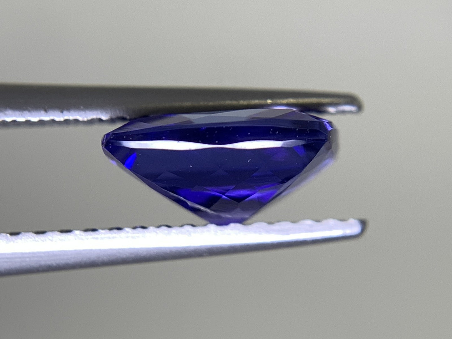 タンザナイト 2.492ct 宝石ソーティング付き  8.4㎜×8.3㎜×4.1㎜  ルース（ 裸石 ） 2537Y