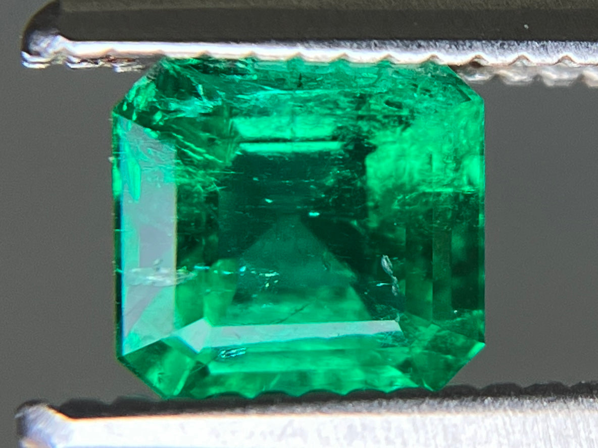 エメラルド 天然 0.544ct 中央宝石ソーティング付き 4.94㎜×4.77㎜×3.35㎜ ルース（ 裸石 ） 7463YY