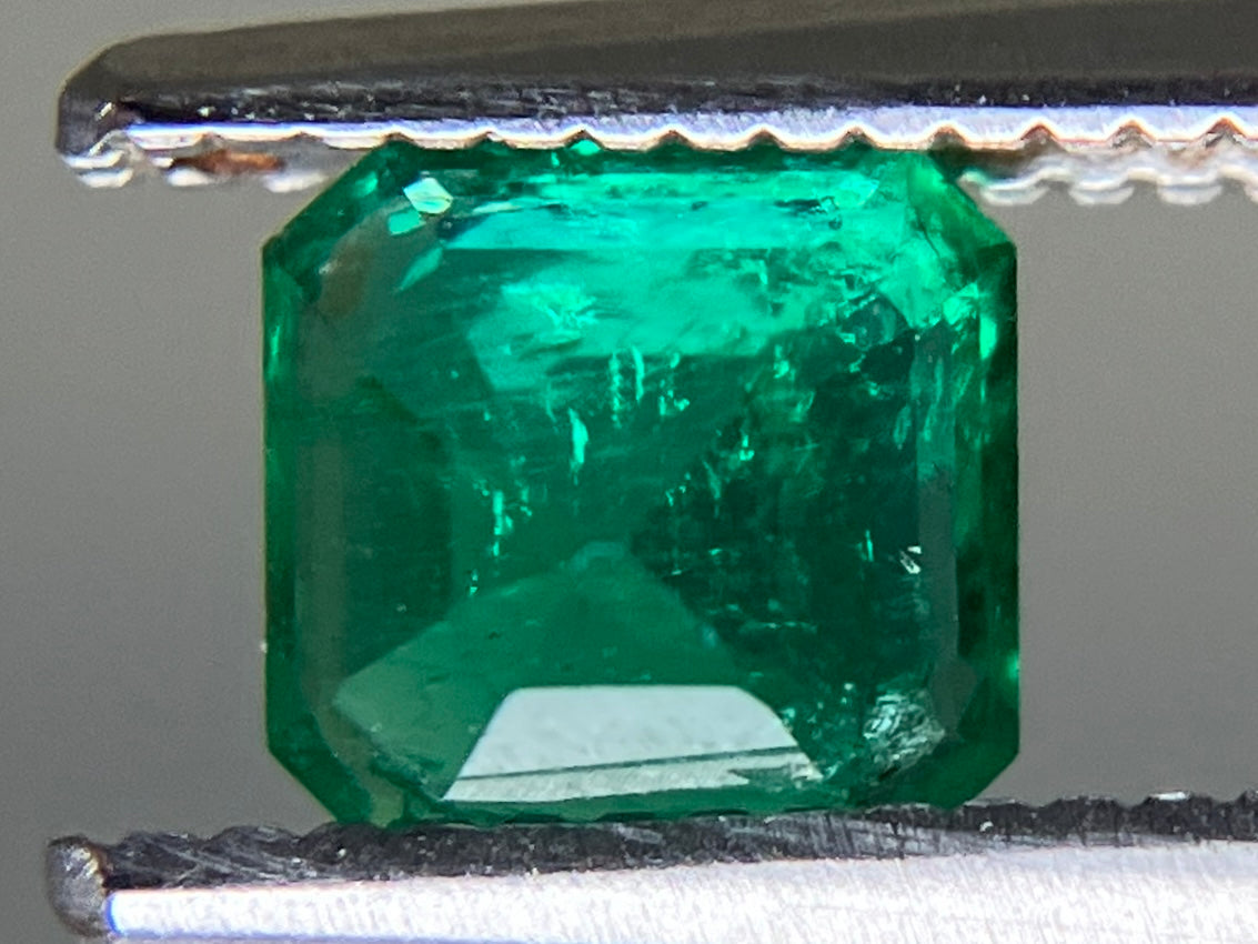 エメラルド 天然 0.544ct 中央宝石ソーティング付き 4.94㎜×4.77㎜×3.35㎜ ルース（ 裸石 ） 7463YY