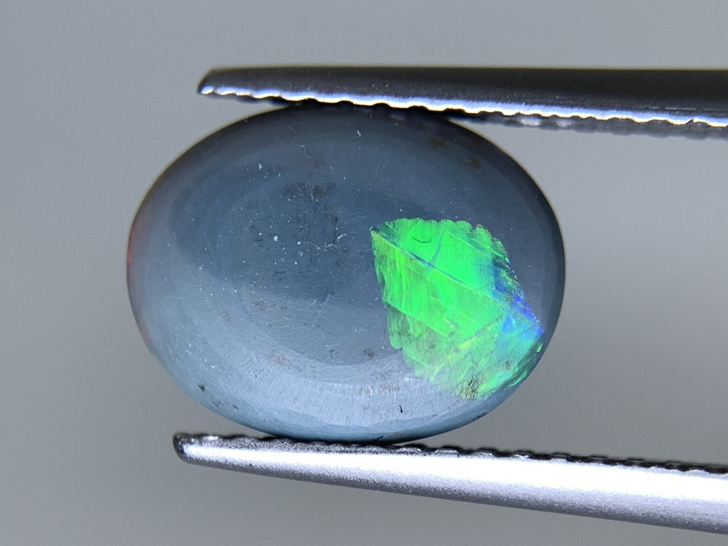 ブラックオパール 天然 1.881ct カン有り 中央宝石ソーティング付き 10.4㎜×8.0㎜×3.5㎜ ルース（ 裸石 ） 6808Y