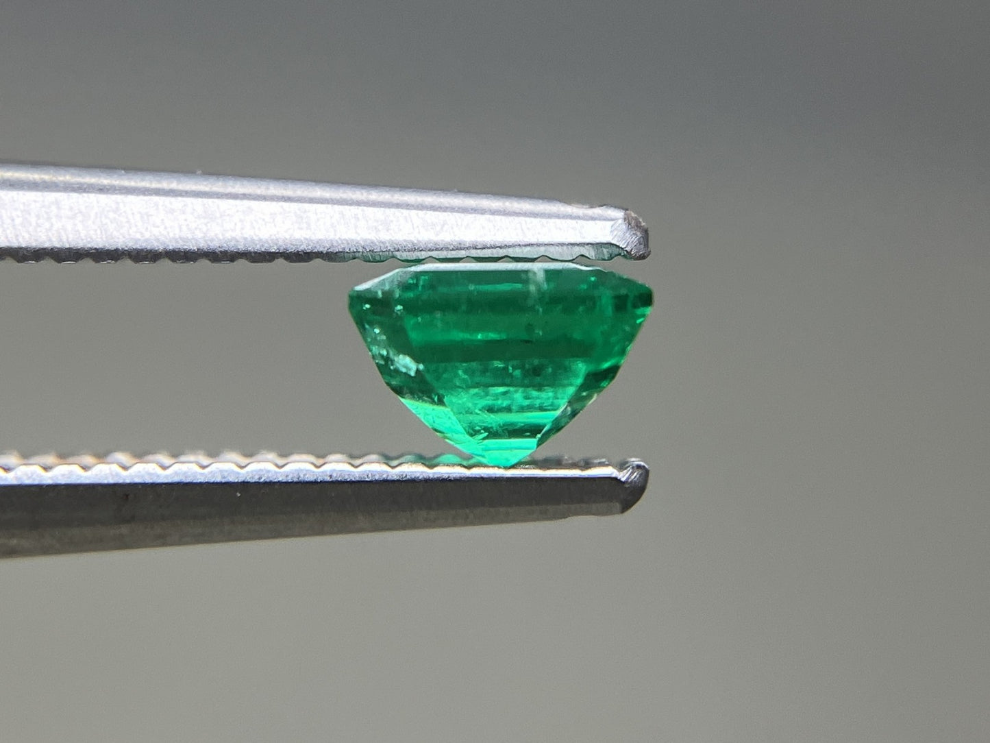 エメラルド 天然 0.544ct 中央宝石ソーティング付き 4.94㎜×4.77㎜×3.35㎜ ルース（ 裸石 ） 7463YY