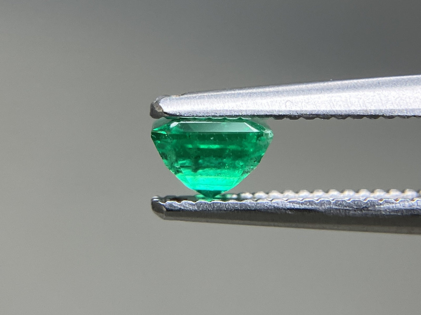 エメラルド 天然 0.544ct 中央宝石ソーティング付き 4.94㎜×4.77㎜×3.35㎜ ルース（ 裸石 ） 7463YY