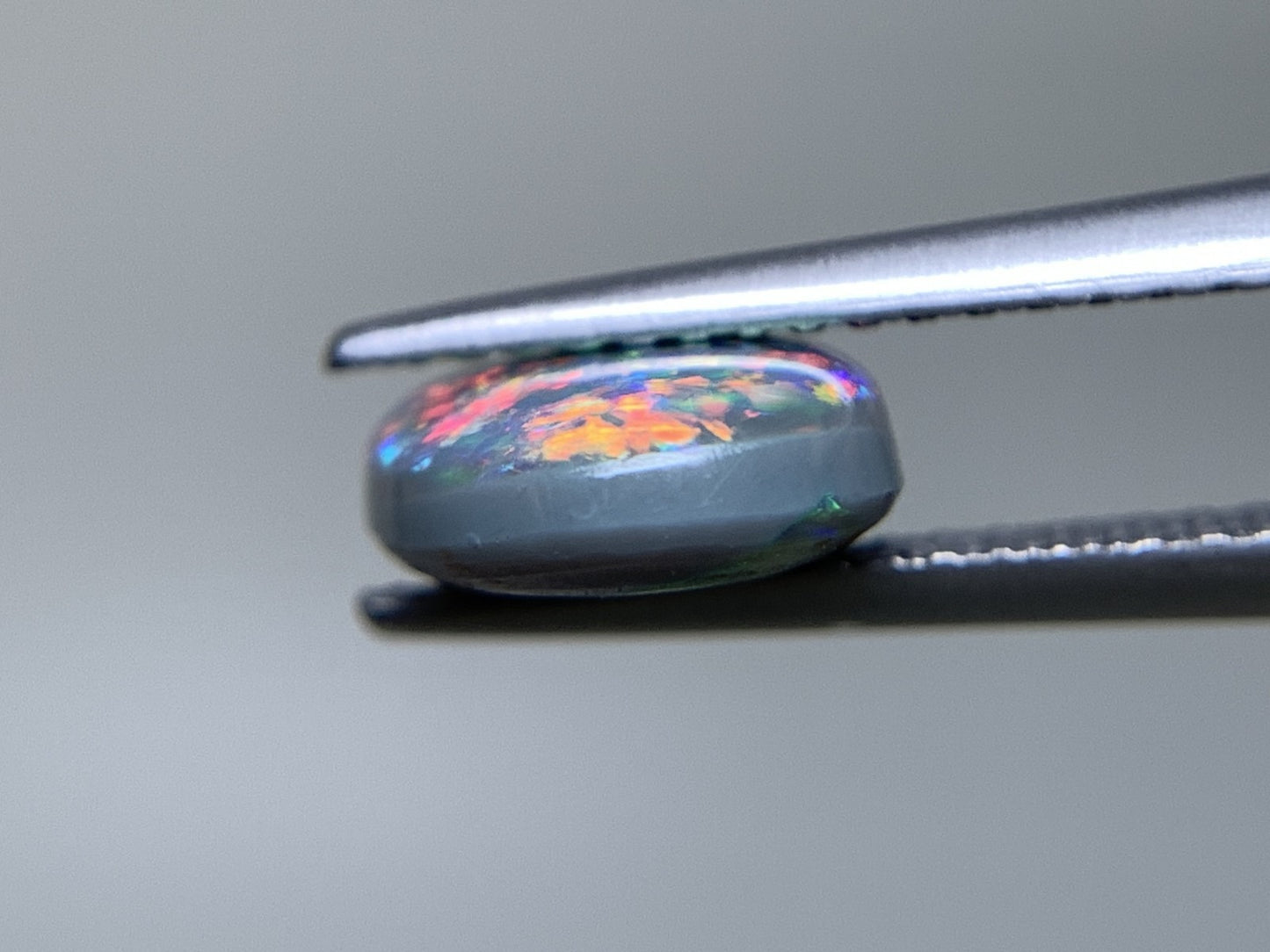 ブラックオパール 天然 1.881ct カン有り 中央宝石ソーティング付き 10.4㎜×8.0㎜×3.5㎜ ルース（ 裸石 ） 6808Y