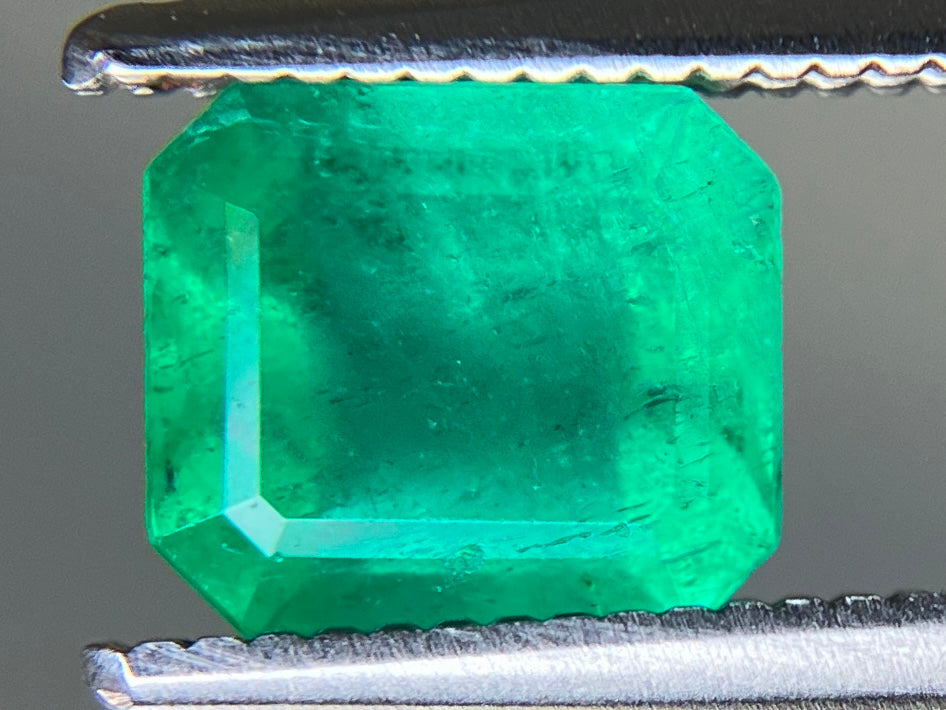 エメラルド 天然 1.050ct 中央宝石ソーティング付き 6.63㎜×5.85㎜×3.86㎜ ルース（ 裸石 ） 7448YY