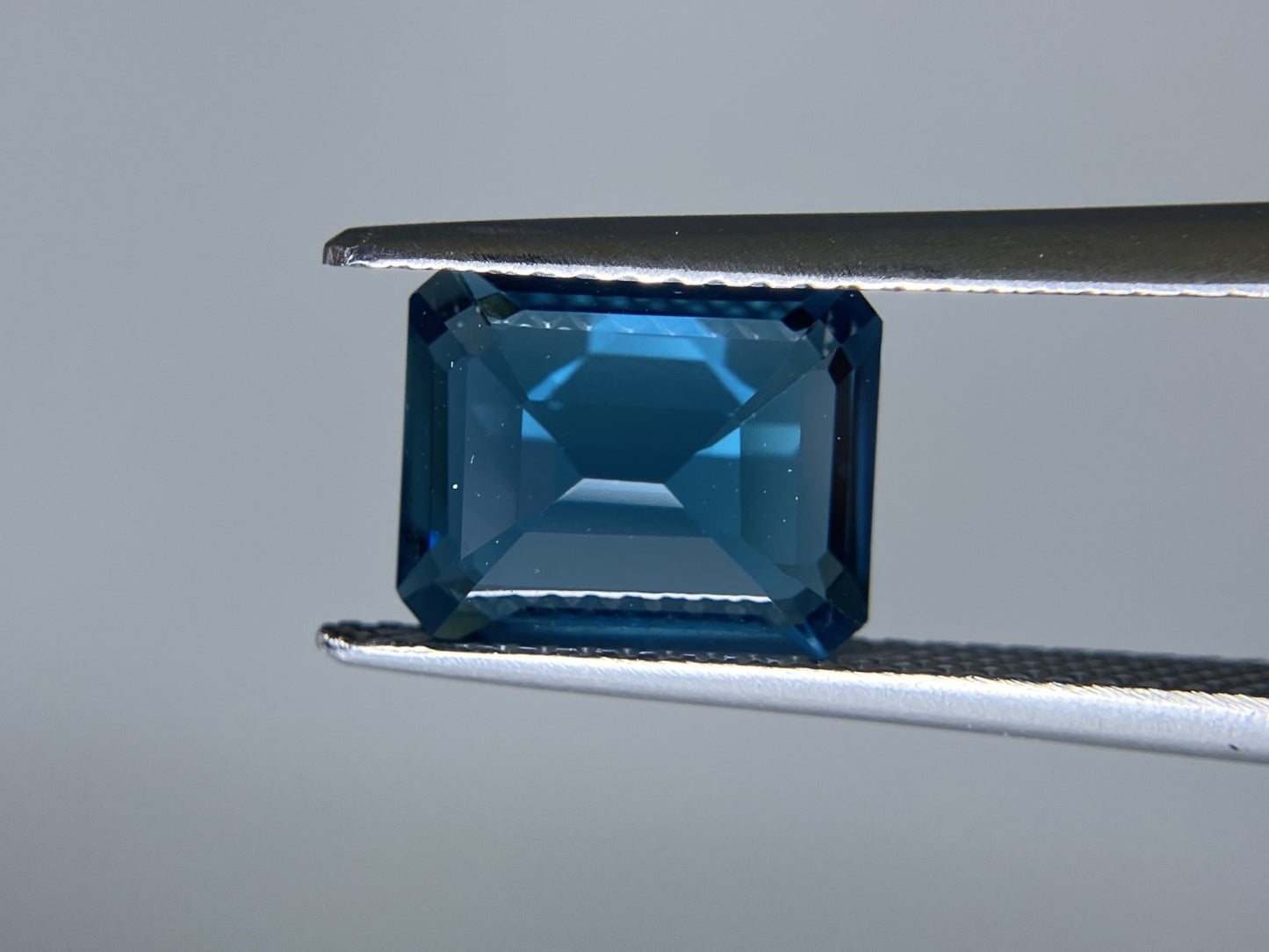 ロンドンブルートパーズ 3.572ct GGSJ鑑別書付き  9.84㎜×7.84㎜×4.95㎜ ルース（ 裸石 ） 3155S