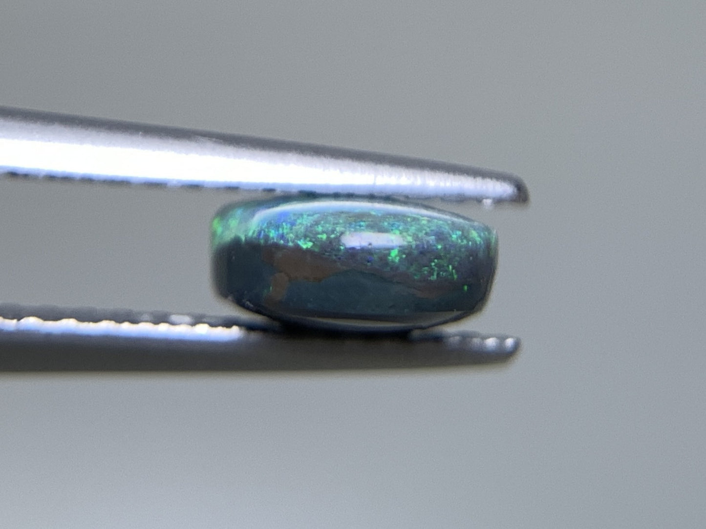 ブラックオパール 天然 1.077ct 中央宝石ソーティング付き 8.2㎜×6.3㎜×3.1㎜ ルース（ 裸石 ） 6703Y