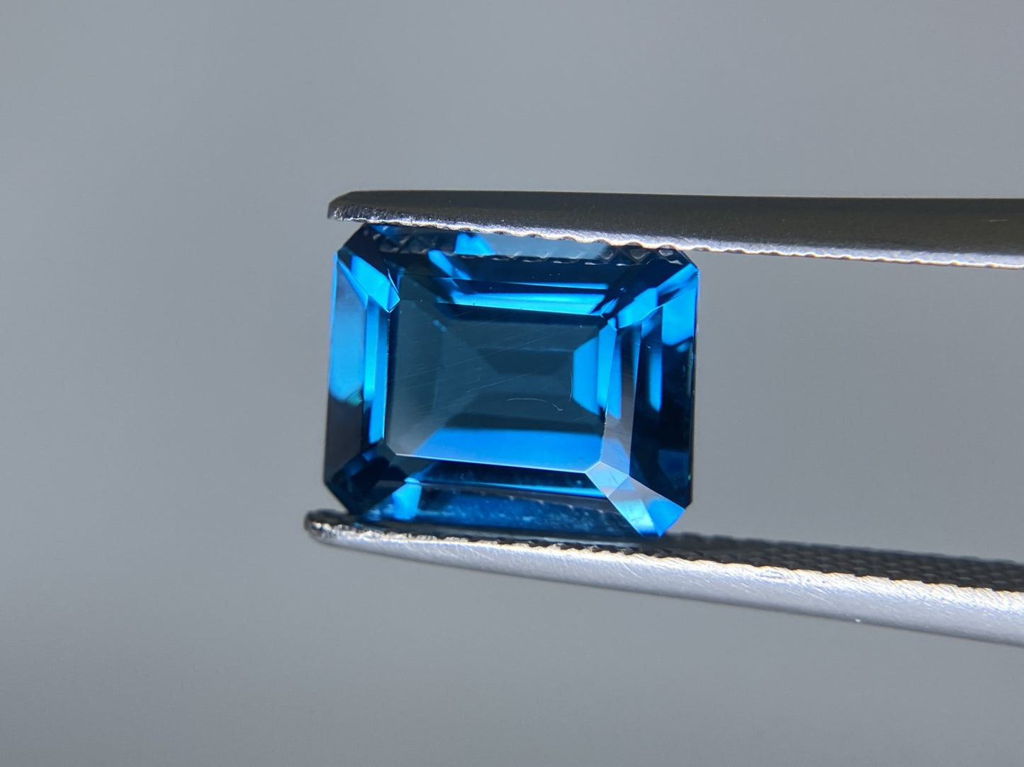 ロンドンブルートパーズ 3.572ct GGSJ鑑別書付き  9.84㎜×7.84㎜×4.95㎜ ルース（ 裸石 ） 3155S