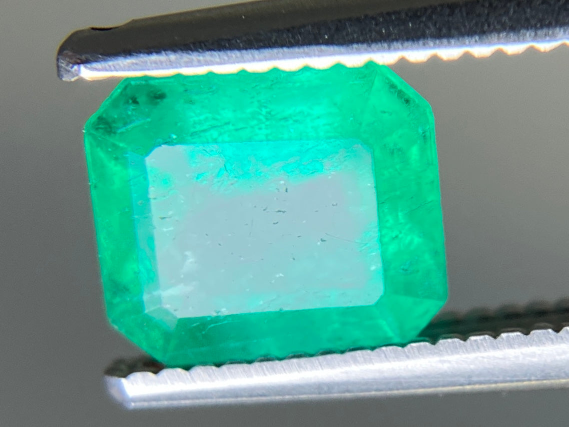 エメラルド 天然 1.050ct 中央宝石ソーティング付き 6.63㎜×5.85㎜×3.86㎜ ルース（ 裸石 ） 7448YY