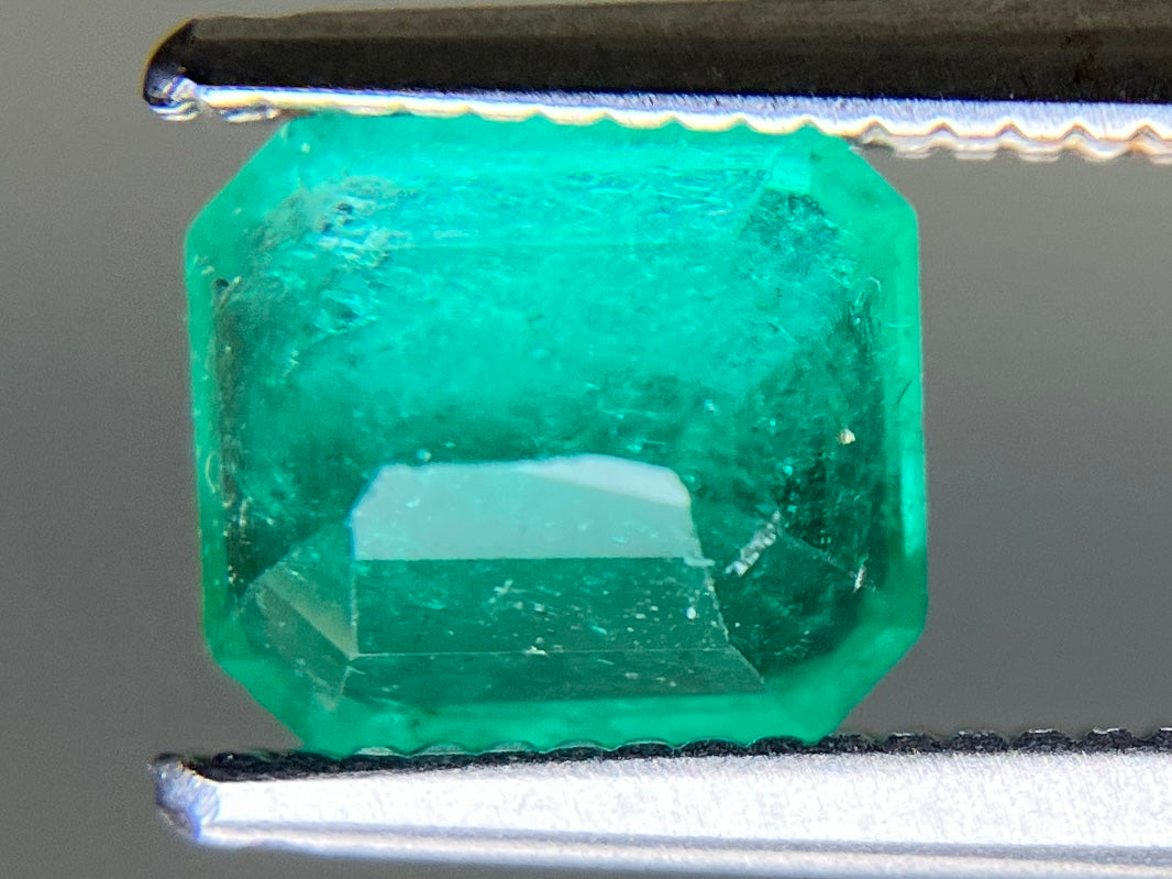 エメラルド 天然 1.050ct 中央宝石ソーティング付き 6.63㎜×5.85㎜×3.86㎜ ルース（ 裸石 ） 7448YY