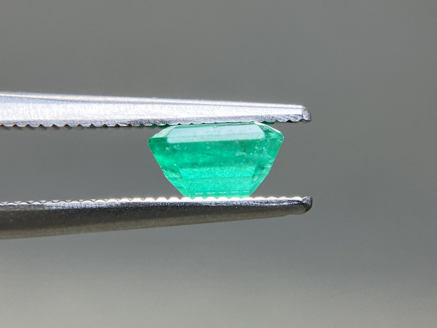 エメラルド 天然 1.050ct 中央宝石ソーティング付き 6.63㎜×5.85㎜×3.86㎜ ルース（ 裸石 ） 7448YY