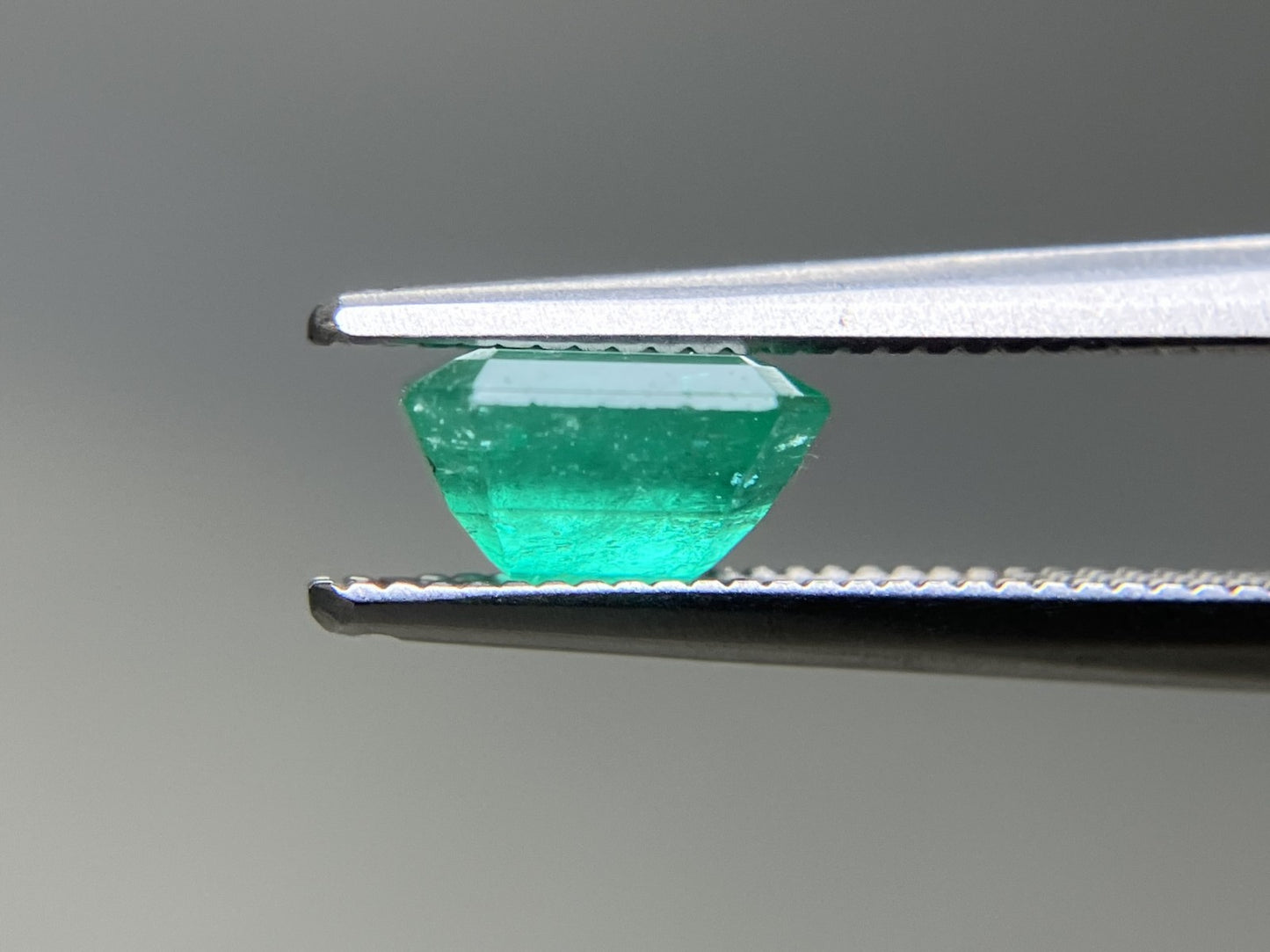 エメラルド 天然 1.050ct 中央宝石ソーティング付き 6.63㎜×5.85㎜×3.86㎜ ルース（ 裸石 ） 7448YY