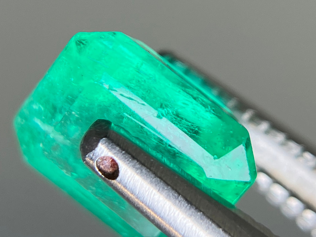 エメラルド 天然 1.050ct 中央宝石ソーティング付き 6.63㎜×5.85㎜×3.86㎜ ルース（ 裸石 ） 7448YY