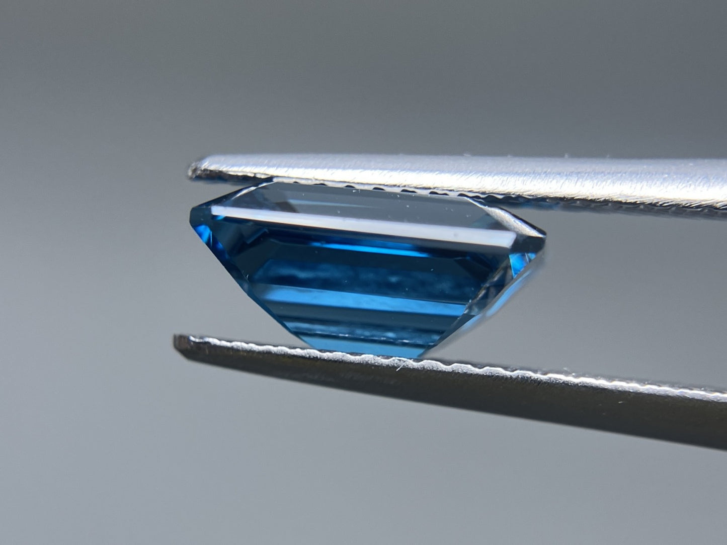ロンドンブルートパーズ 3.572ct GGSJ鑑別書付き  9.84㎜×7.84㎜×4.95㎜ ルース（ 裸石 ） 3155S