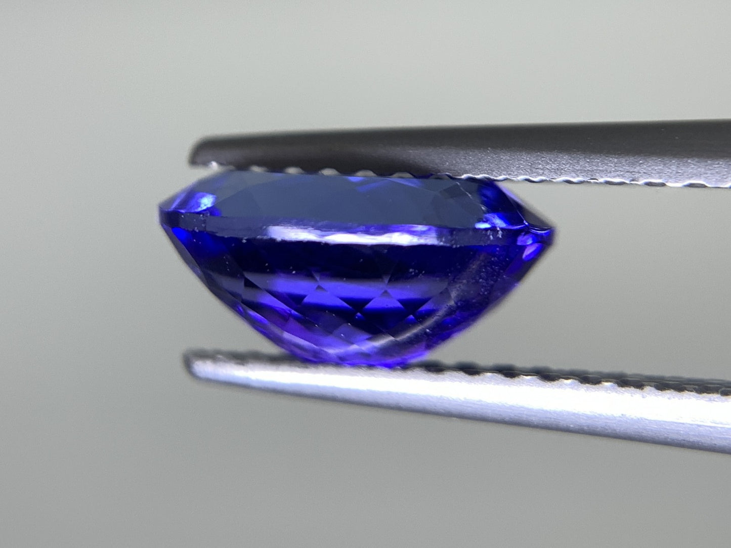 タンザナイト 1.890ct 宝石ソーティング付き  9.1㎜×6.3㎜×4.5㎜  ルース（ 裸石 ） 2535Y