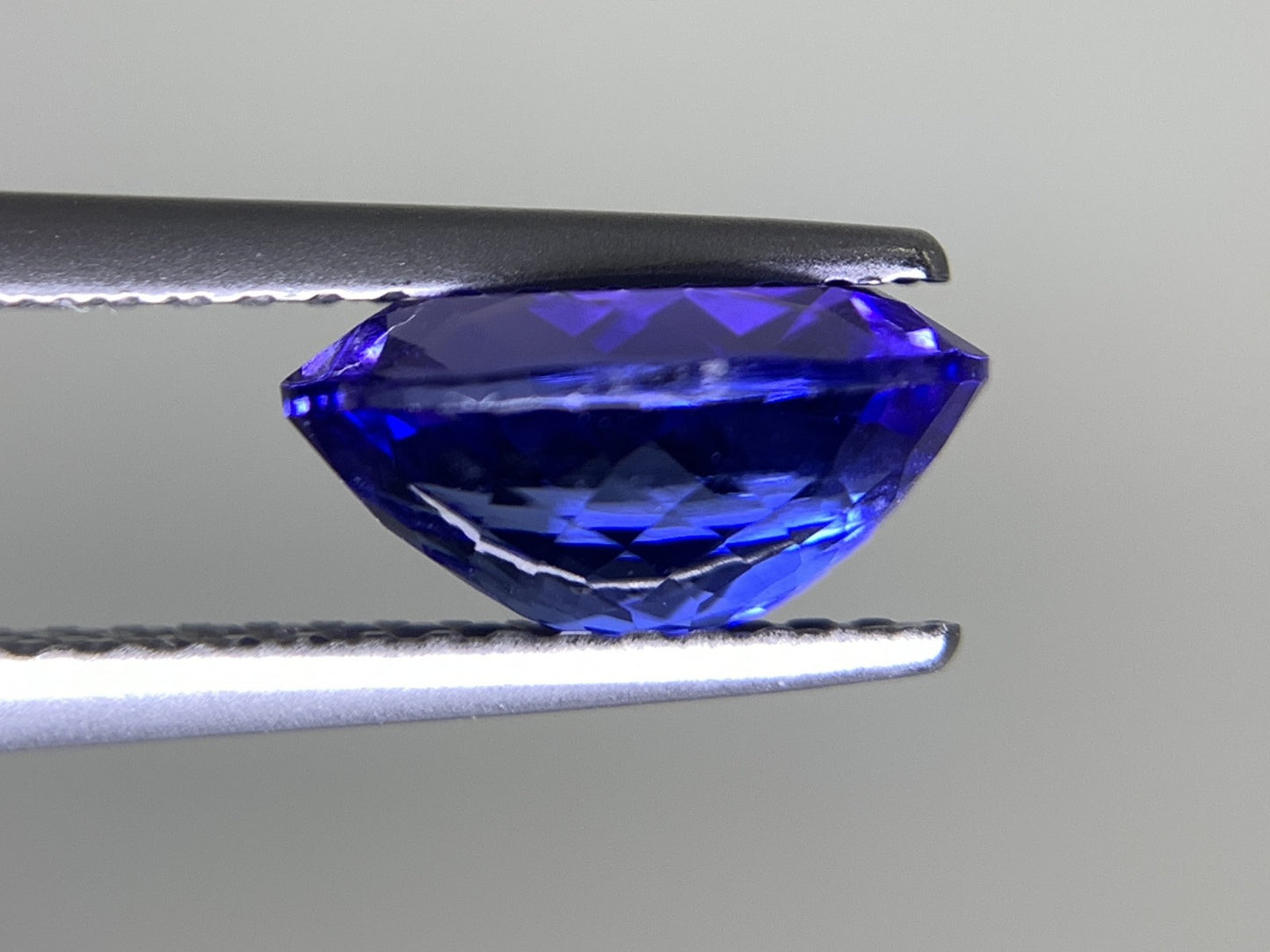 タンザナイト 1.890ct 宝石ソーティング付き  9.1㎜×6.3㎜×4.5㎜  ルース（ 裸石 ） 2535Y