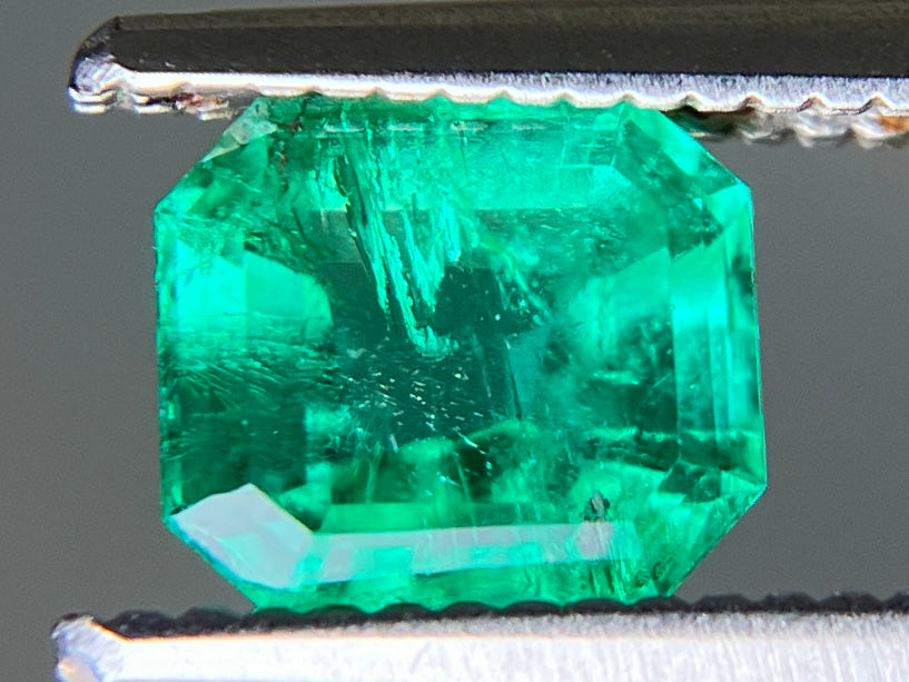 エメラルド 天然 0.775ct 中央宝石ソーティング付き 5.75㎜×5.19㎜×3.73㎜ ルース（ 裸石 ） 7471YY