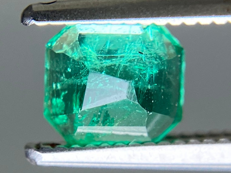 エメラルド 天然 0.775ct 中央宝石ソーティング付き 5.75㎜×5.19㎜×3.73㎜ ルース（ 裸石 ） 7471YY