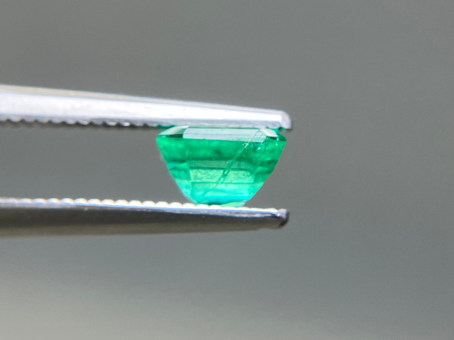 エメラルド 天然 0.775ct 中央宝石ソーティング付き 5.75㎜×5.19㎜×3.73㎜ ルース（ 裸石 ） 7471YY