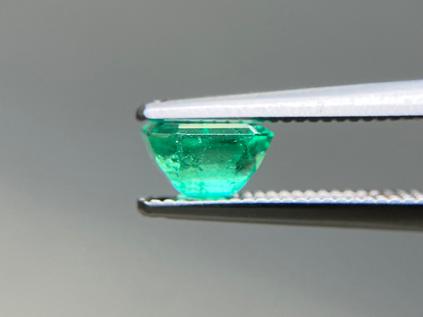 エメラルド 天然 0.775ct 中央宝石ソーティング付き 5.75㎜×5.19㎜×3.73㎜ ルース（ 裸石 ） 7471YY