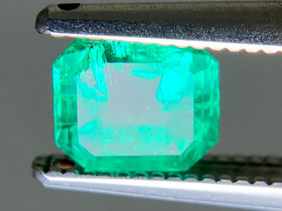 エメラルド 天然 0.775ct 中央宝石ソーティング付き 5.75㎜×5.19㎜×3.73㎜ ルース（ 裸石 ） 7471YY
