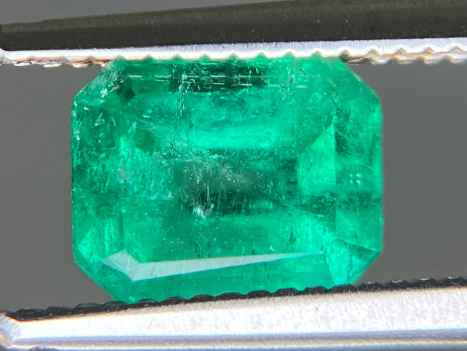 エメラルド 天然 1.281ct 中央宝石ソーティング付き 6.70㎜×5.52㎜×5.02㎜ ルース（ 裸石 ） 7473YY