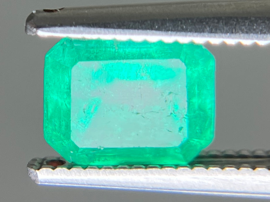 エメラルド 天然 1.281ct 中央宝石ソーティング付き 6.70㎜×5.52㎜×5.02㎜ ルース（ 裸石 ） 7473YY