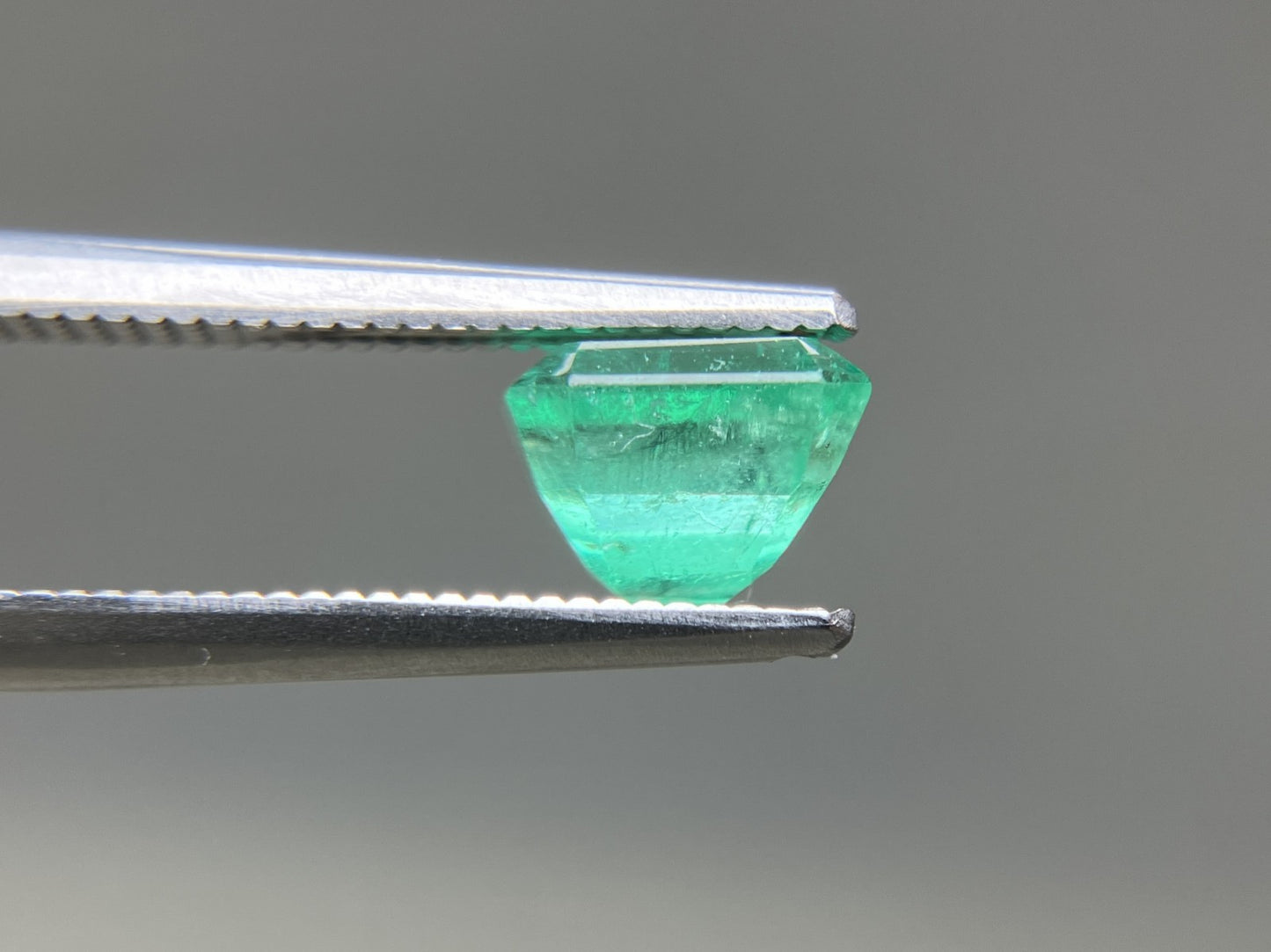 エメラルド 天然 1.281ct 中央宝石ソーティング付き 6.70㎜×5.52㎜×5.02㎜ ルース（ 裸石 ） 7473YY