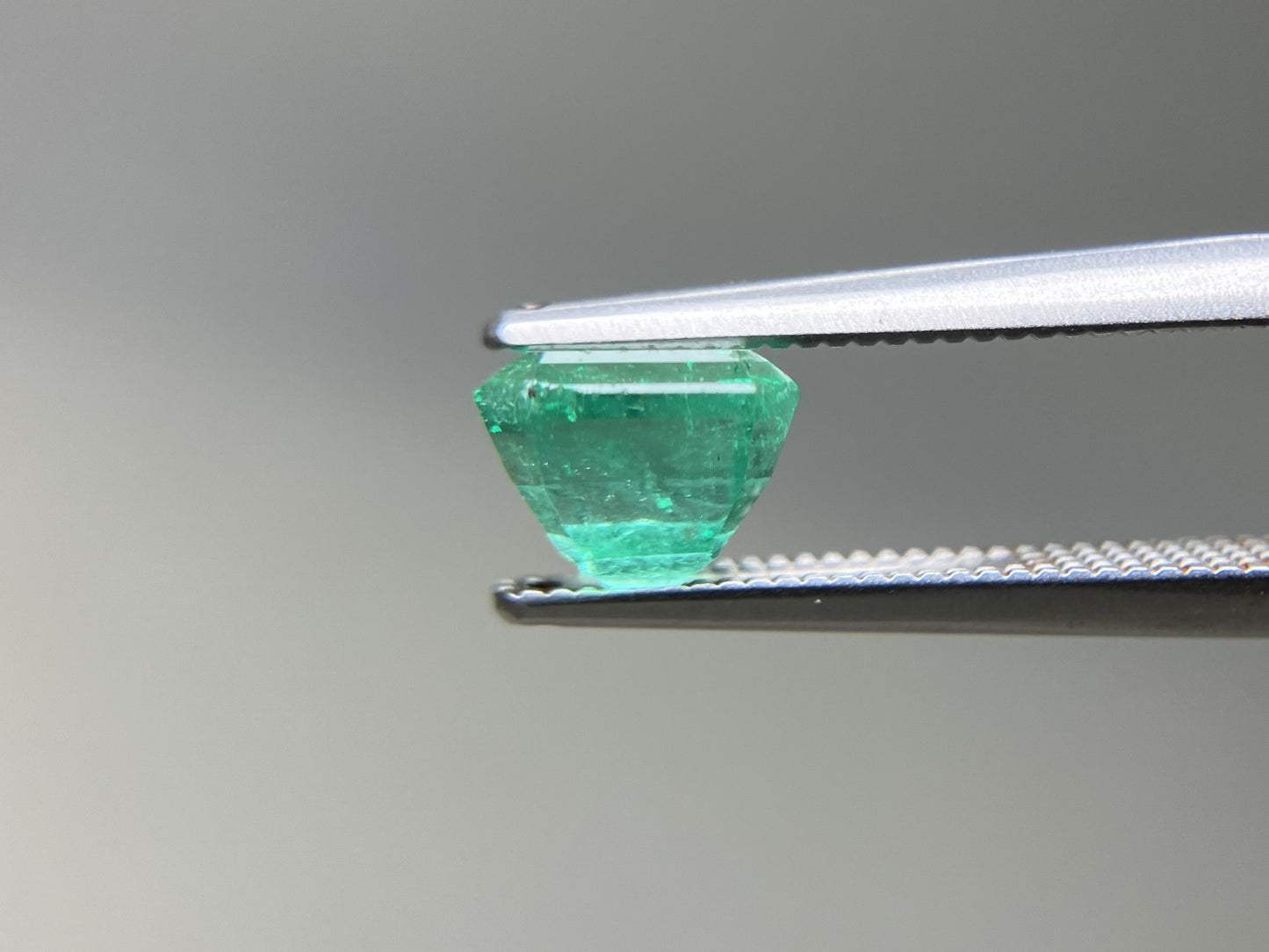 エメラルド 天然 1.281ct 中央宝石ソーティング付き 6.70㎜×5.52㎜×5.02㎜ ルース（ 裸石 ） 7473YY
