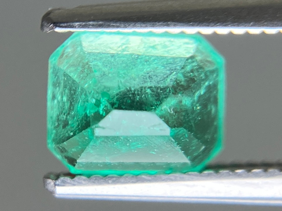 エメラルド 天然 1.281ct 中央宝石ソーティング付き 6.70㎜×5.52㎜×5.02㎜ ルース（ 裸石 ） 7473YY