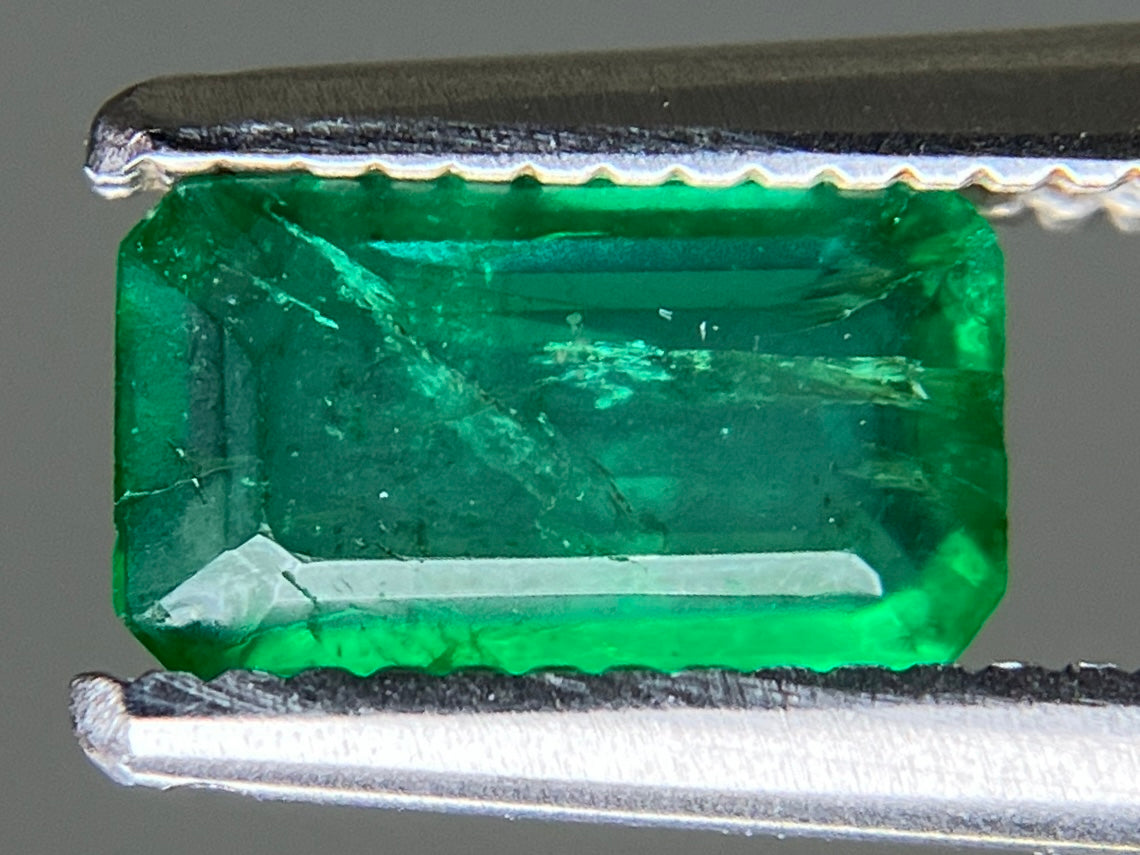 エメラルド 天然 0.687ct 中央宝石ソーティング付き 7.16㎜×4.09㎜×2.53㎜ ルース（ 裸石 ） 7474YY