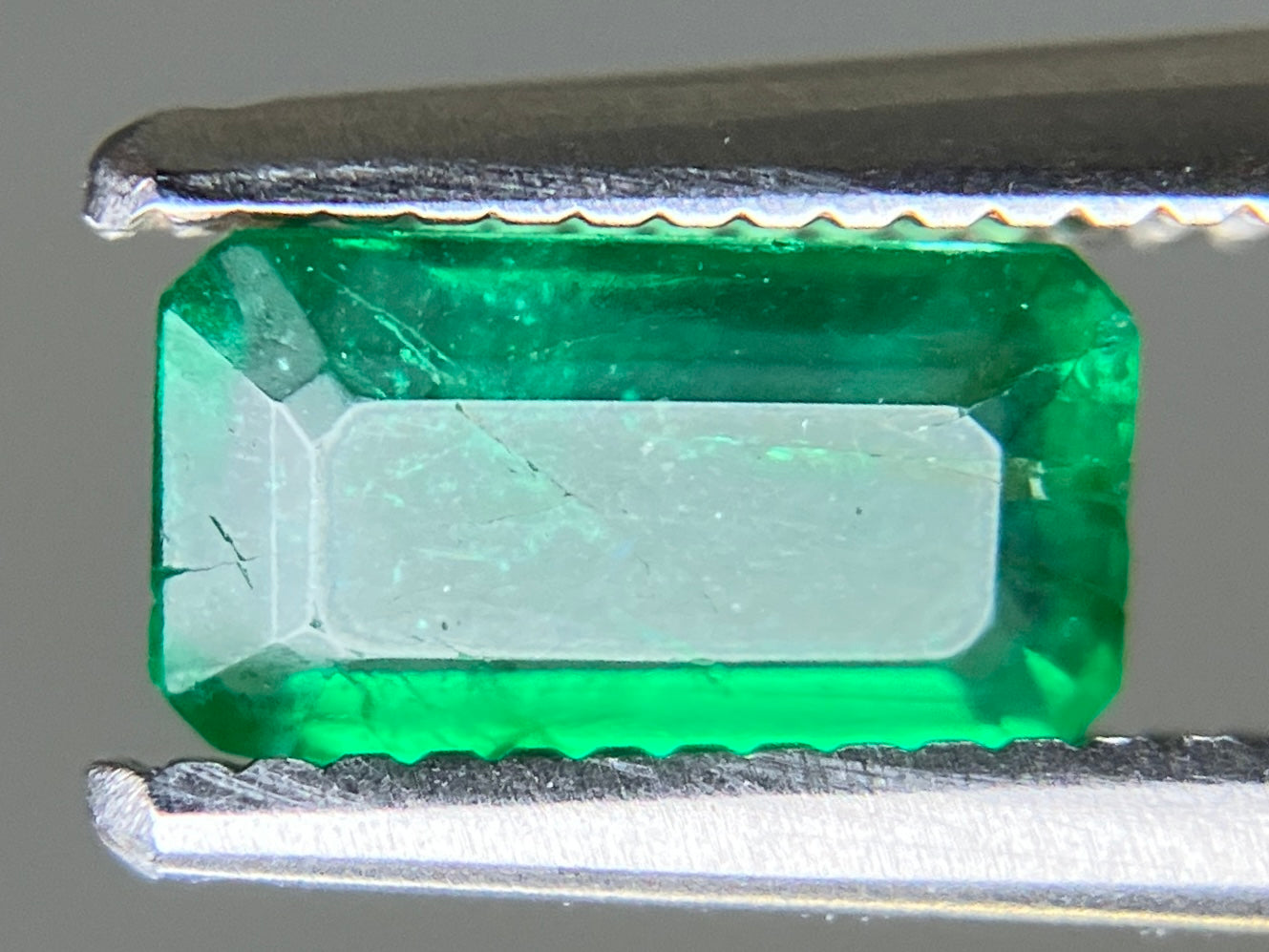 エメラルド 天然 0.687ct 中央宝石ソーティング付き 7.16㎜×4.09㎜×2.53㎜ ルース（ 裸石 ） 7474YY
