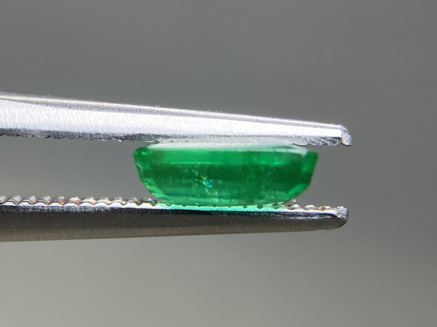 エメラルド 天然 0.687ct 中央宝石ソーティング付き 7.16㎜×4.09㎜×2.53㎜ ルース（ 裸石 ） 7474YY