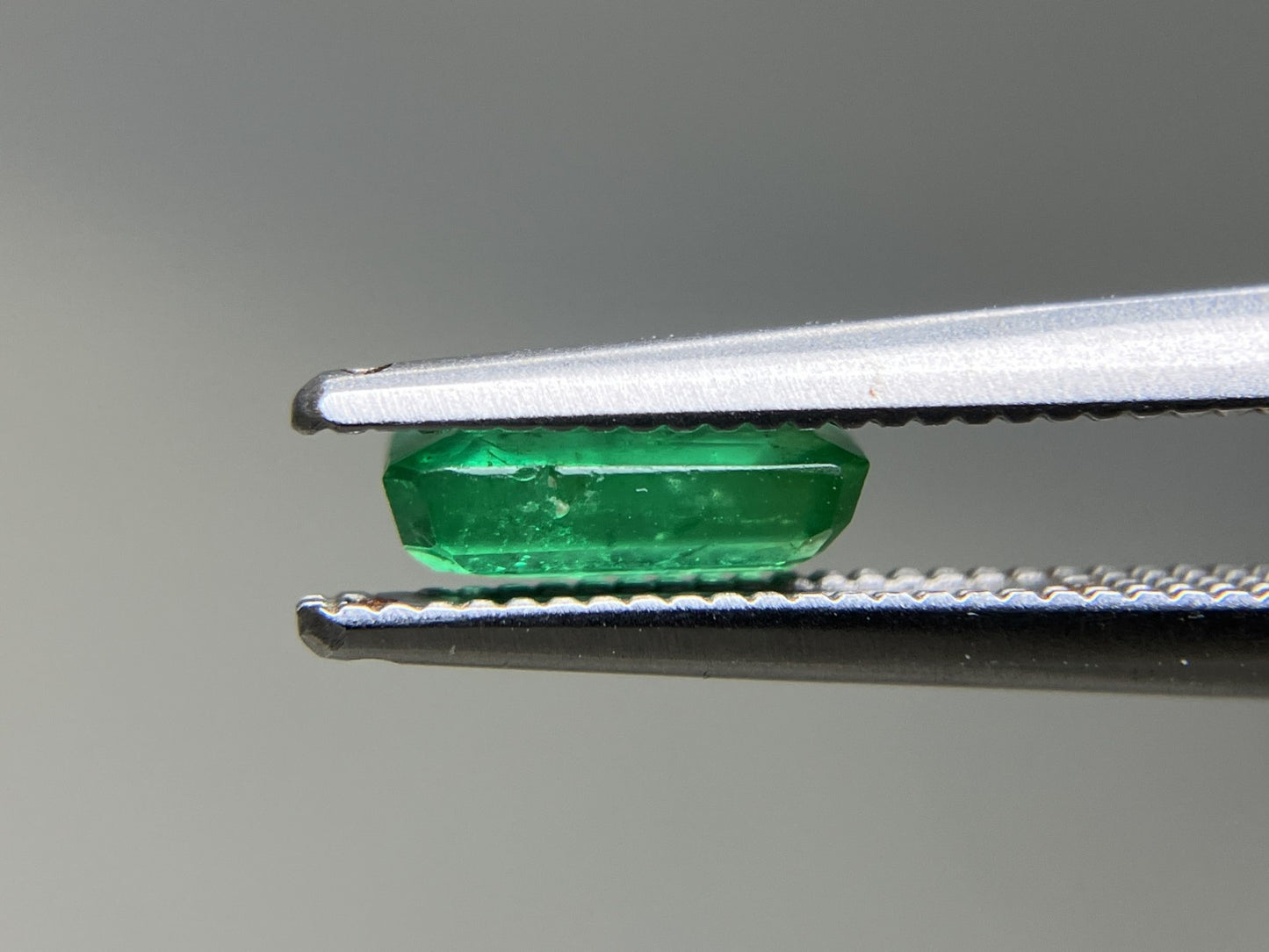 エメラルド 天然 0.687ct 中央宝石ソーティング付き 7.16㎜×4.09㎜×2.53㎜ ルース（ 裸石 ） 7474YY