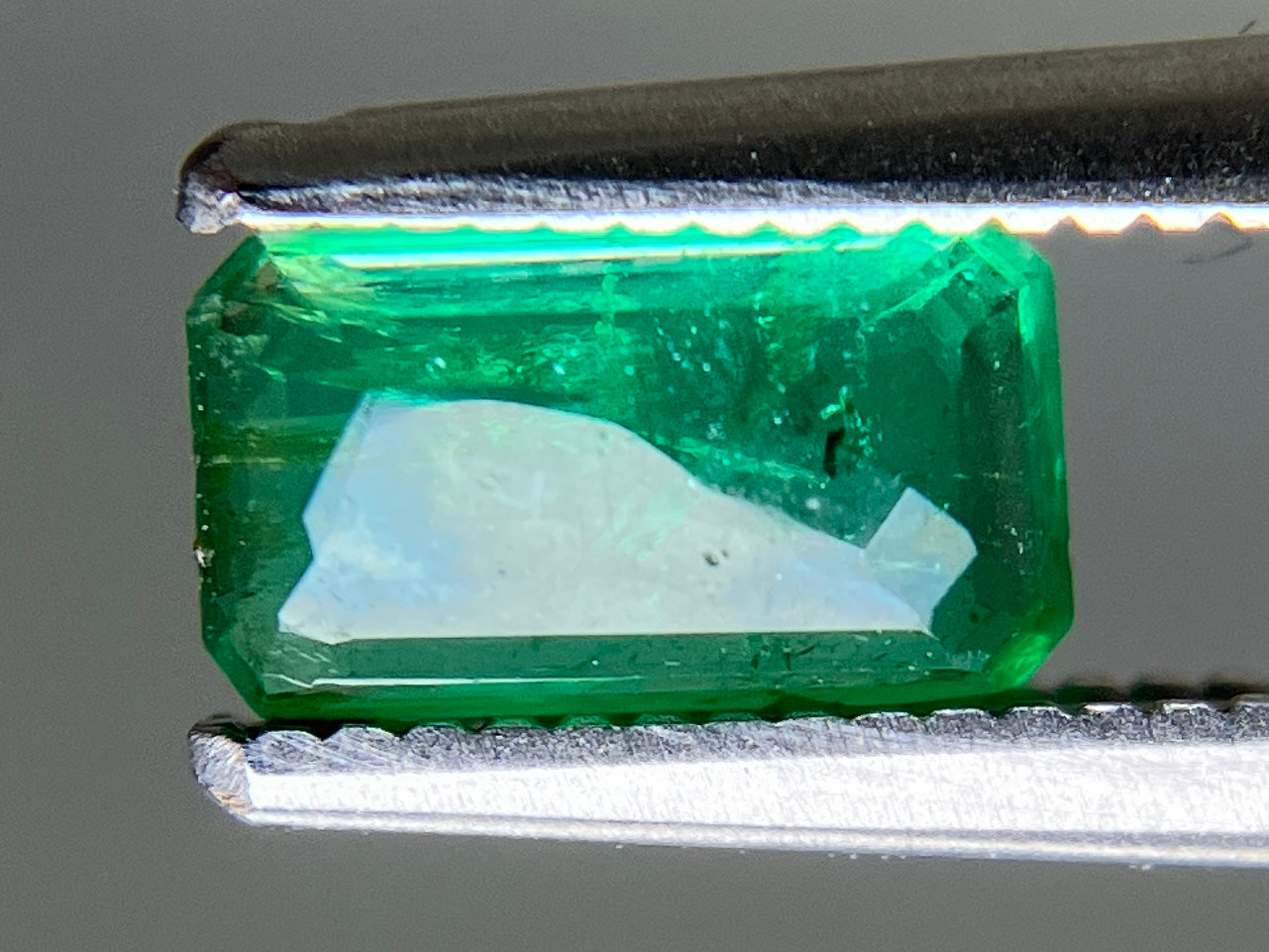 エメラルド 天然 0.687ct 中央宝石ソーティング付き 7.16㎜×4.09㎜×2.53㎜ ルース（ 裸石 ） 7474YY
